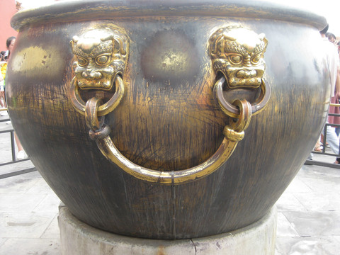 青铜水缸