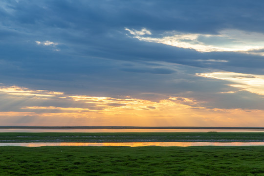 内蒙古草原上的湖泊夕阳美景