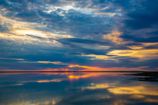 内蒙古草原上的湖泊夕阳美景