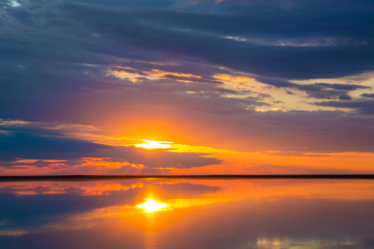 内蒙古草原上的湖泊夕阳美景