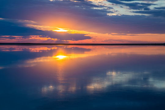 内蒙古草原上的湖泊夕阳美景