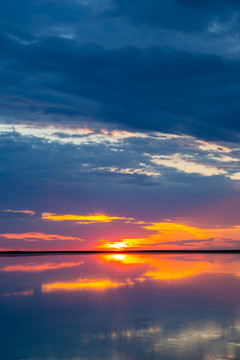 内蒙古草原上的湖泊夕阳美景