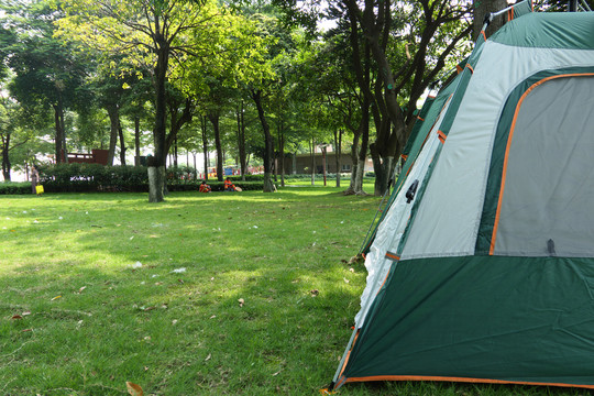 草地搭帐篷