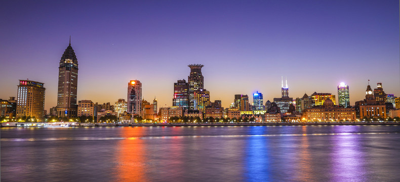 外滩建筑群城市天际线夜景全景