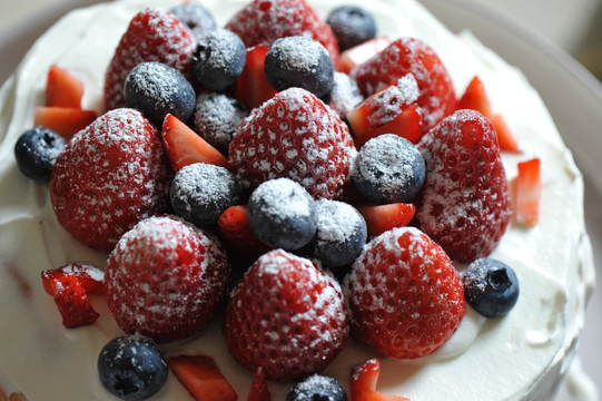 草莓蓝莓蛋糕四