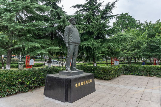 周光裕雕像