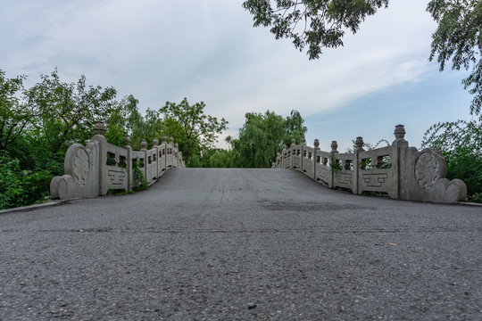 玄武湖畔石桥