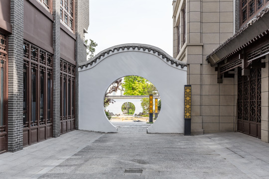 白墙灰瓦圆月门
