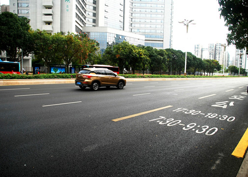 公路上行驶的轿车