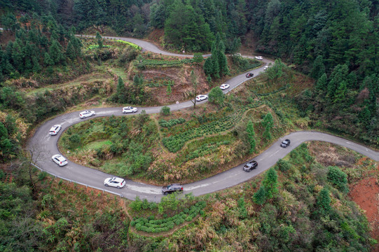 崎岖山路