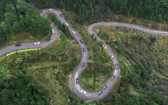 崎岖山路