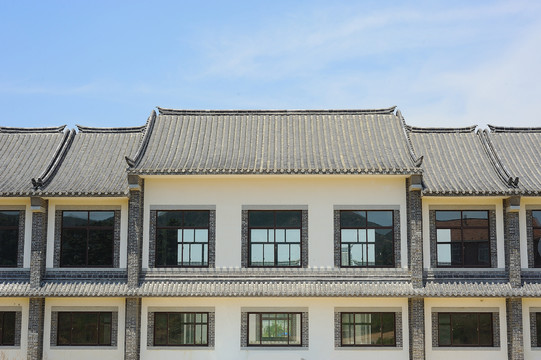 青瓦白墙建筑