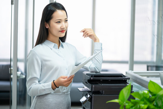 年轻商务女士使用打印机