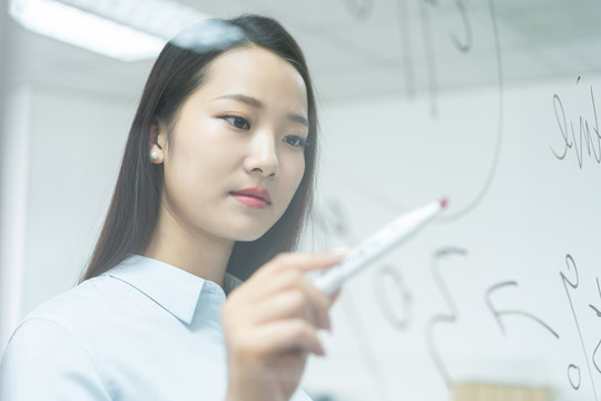 年轻商务女士