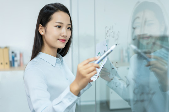 年轻商务女士