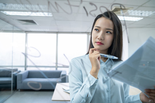 年轻商务女士