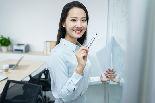 年轻商务女士