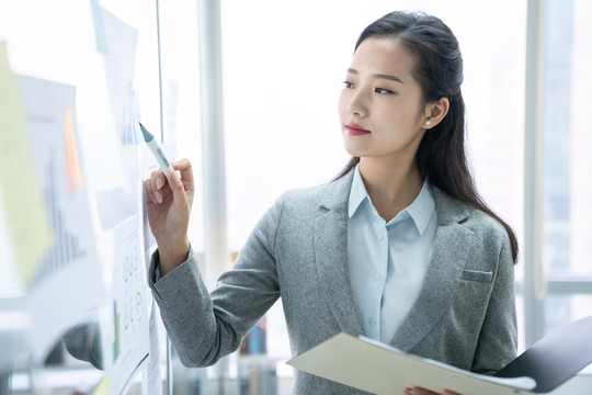 年轻商务女士