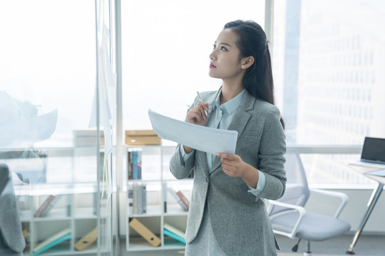 年轻商务女士