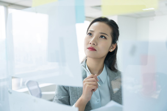 年轻商务女士