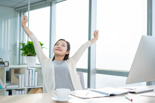 年轻女子休闲办公