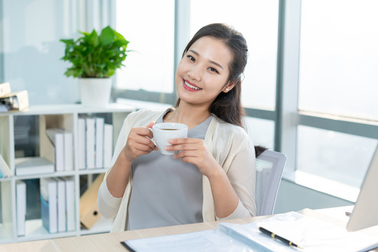 年轻女子休闲办公