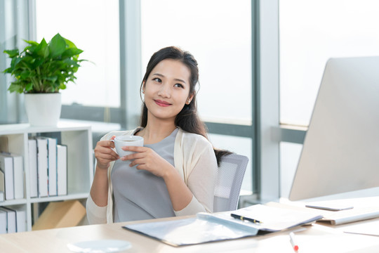 年轻女子休闲办公