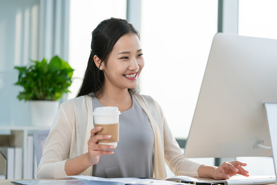 年轻女子休闲办公