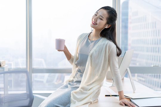 年轻女子休闲办公