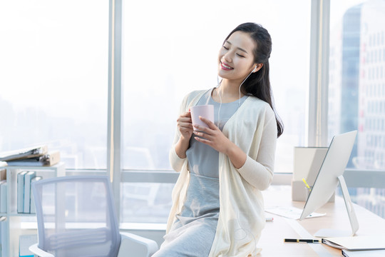 年轻女子休闲办公