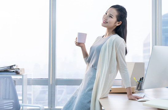 年轻女子休闲办公