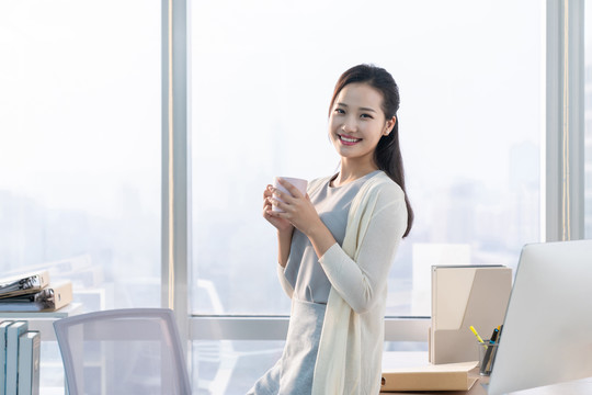 年轻女子休闲办公