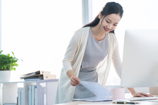 年轻女子休闲办公