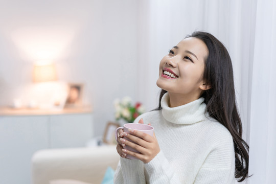 年轻女士在家享受休闲时光