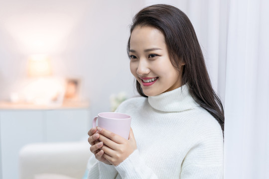 年轻女士在家享受休闲时光