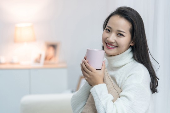 年轻女士在家享受休闲时光