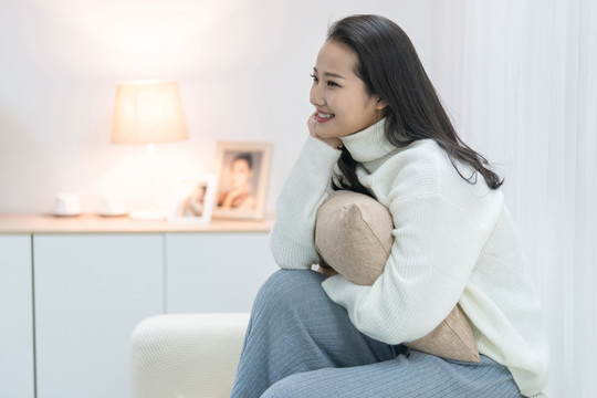 年轻女士在家享受休闲时光