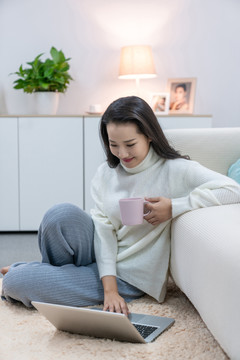 年轻女士在家享受休闲时光