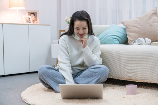 年轻女士在家享受休闲时光