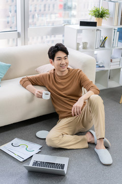 年轻男子在家使用笔记本电脑