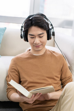 听音乐的年轻男子