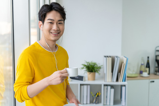 年轻男子喝咖啡