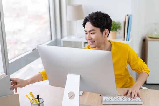 年轻男子休闲办公