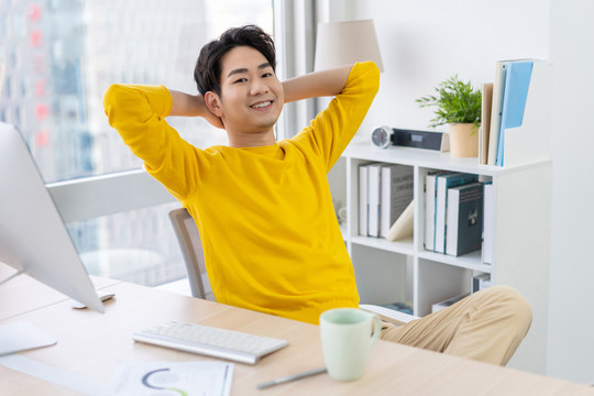 年轻男子休闲办公