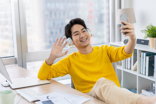 年轻男子休闲办公