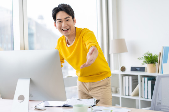 年轻男子休闲办公