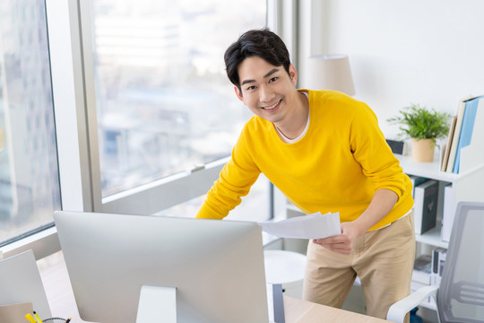 年轻男子休闲办公