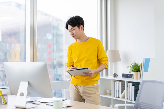 年轻男子休闲办公