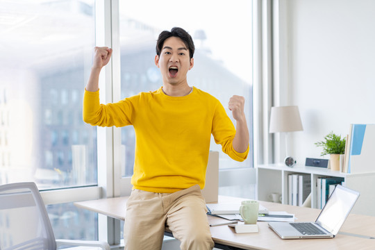 年轻男子休闲办公