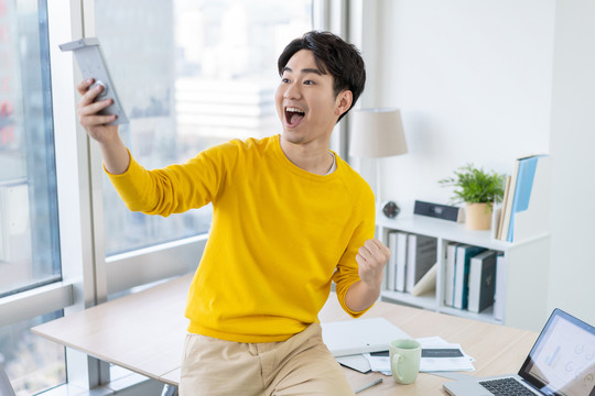 年轻男子休闲办公